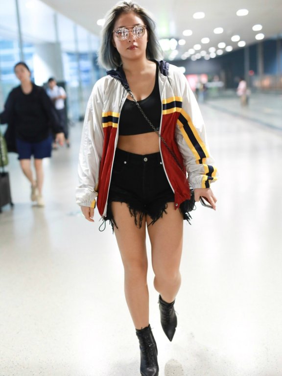 王菊真疯狂,短裤直接破到大腿根也敢穿,网友:做了明星无禁忌?