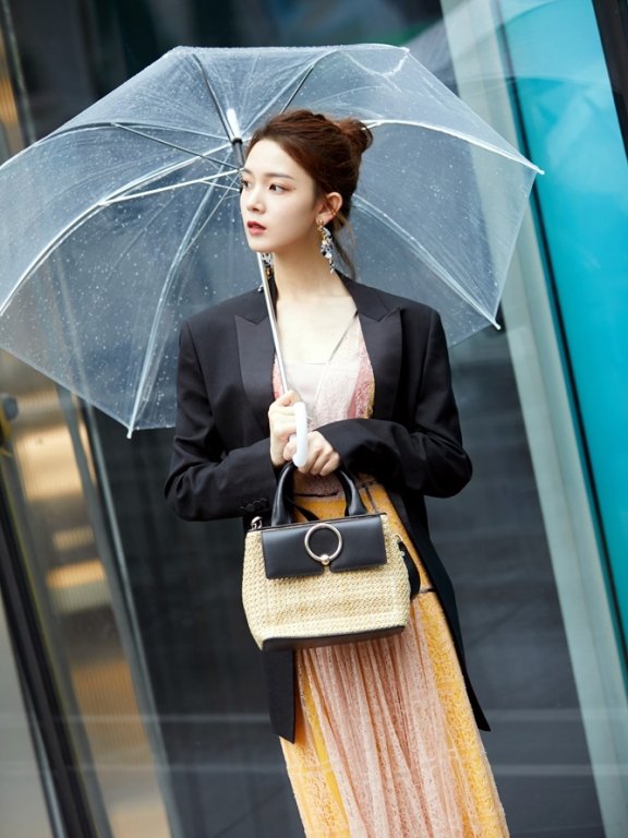 陈瑶雨中男友视角大片 恬静仙美令人心动