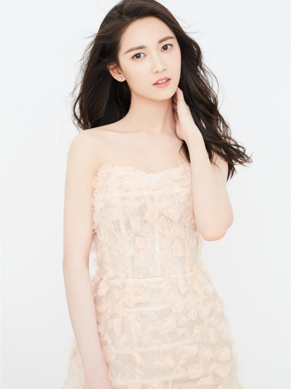 陈钰琪写真大片曝光 长发微卷少女感十足