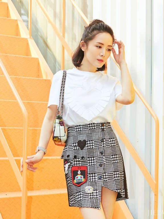 车永莉街拍大片来袭 可帅可甜尽显时尚