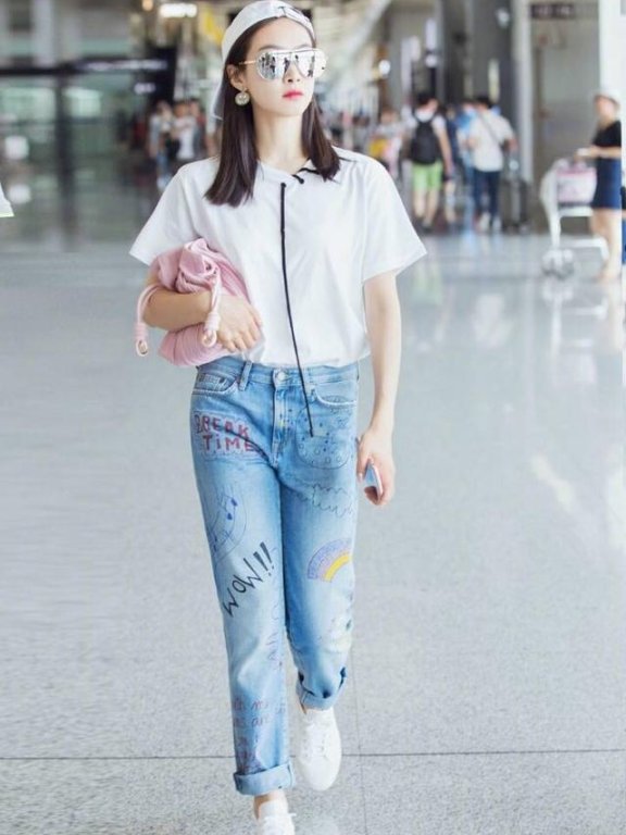 2018夏季街拍新搭配：最经典的还是白T！