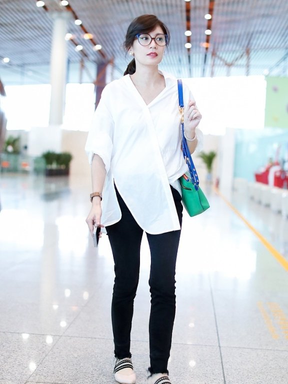 逆龄女神贾静雯机场街拍 白衬衫清新干练