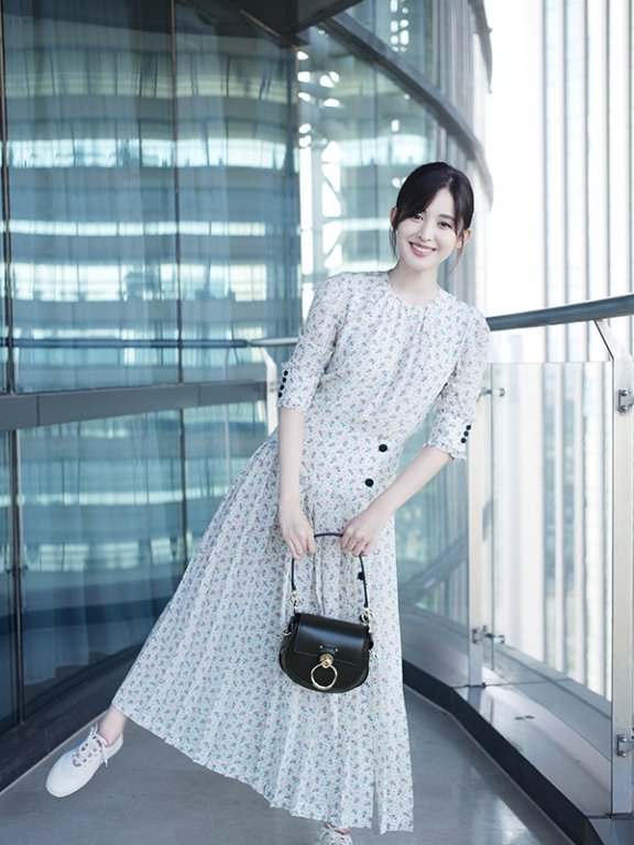 娜扎夏季香草系风格街拍曝光 灵魂旋舞现鬼马少女力