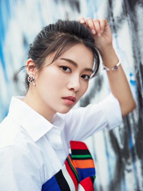 俞思远胡同游主题街拍曝光 马尾辫英气十足