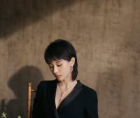 王子文真是性感,黑色西装正面玩深V,小个子女生穿衣教科书