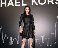 杨幂脚踩10cm“银针”现身,这么细不怕卡在地板里?