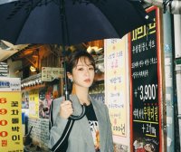 杨紫最新街拍 西装配短裙打造率性摩登风