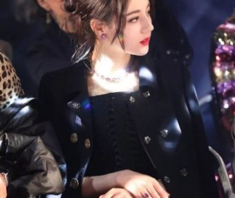 迪丽热巴时尚大片气质太高级,不输杨幂颜值爆棚