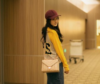 杨幂启程纽约时装周看秀 休闲搭配舒适时髦