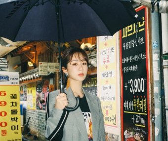 杨紫最新街拍 西装配短裙打造率性摩登风