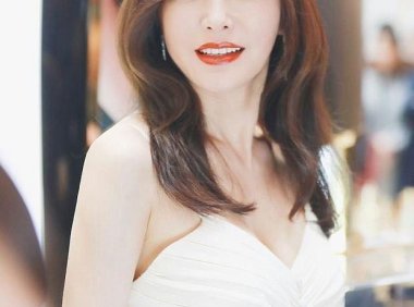 秦岚又换新发型，空气刘海甜到炸，气质女神秒变软萌少女