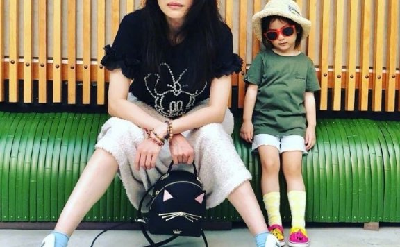 张震女儿小源宝才3岁啊,戴墨镜和舒淇街拍,凹造型酷到炸裂!