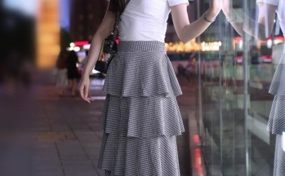 街头这样穿，小姐姐们的搭配都时尚曼妙