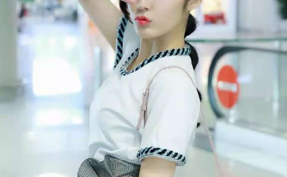 汤晶媚现身上海机场,甜美嘟嘴比剪刀手,挡不住的少女感