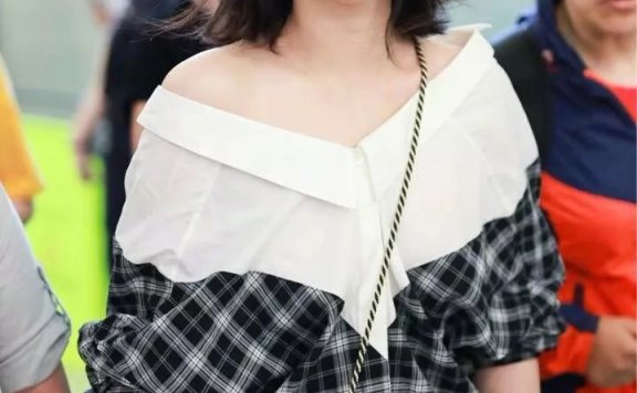 马思纯越穿越性感 露肩搭配穿着就是好看!