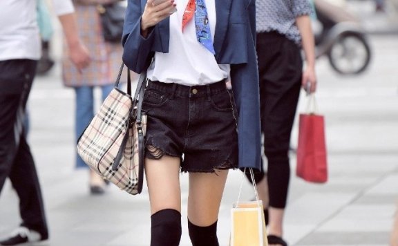 国内街拍 身材高挑的美女群芳斗艳