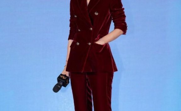 马伊琍终于换掉短发造型，梳起马尾穿一身红色套装，耳目一新的美