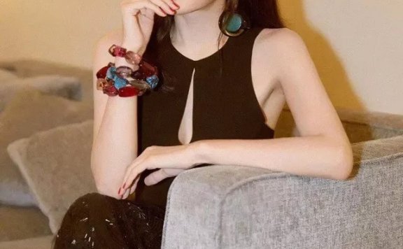 嫌礼服胸口深V太深,秦岚本人动手缝合