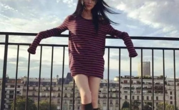 张馨予婚后秀美腿，只穿上衣玩“下身失踪”