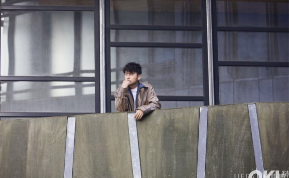 雷佳音曝光封面大片 温润儒雅邂逅秋日浪漫