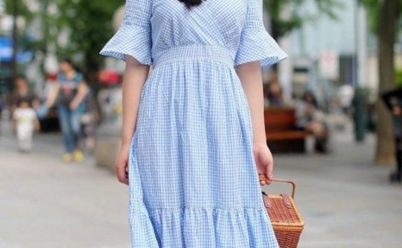 国内街拍:窈窕可人匀称的美女,靓丽青春很有画面感!