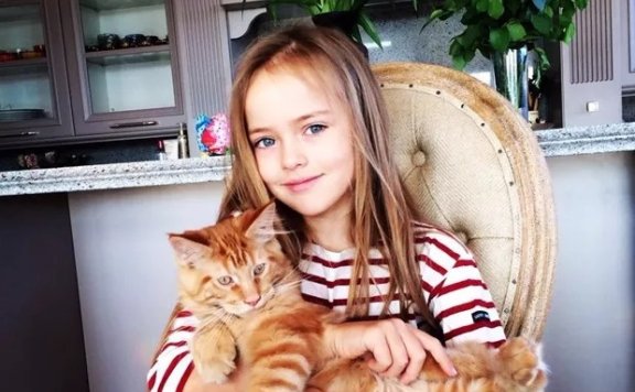 9岁被评为「全球最美女孩」,现在13岁的她,颜值秒杀大多数超模…