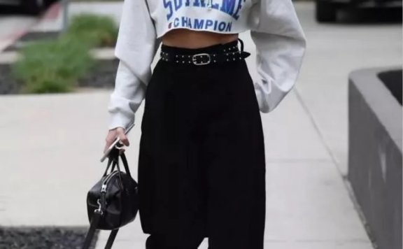 秋季时尚达人都爱卫衣搭配阔腿裤 看第三种示范