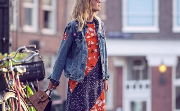 秋季必备的牛仔外套，若是这样穿可以美出新高度！