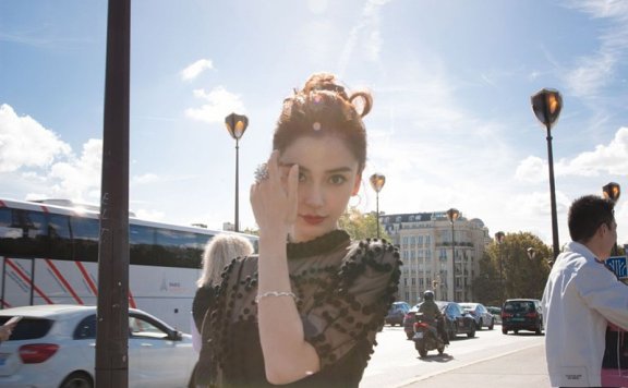 Angelababy亮相巴黎时装周 黑色蕾丝裙摩登雅致