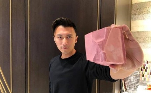 善心男士帮驼背老奶奶推车 一看竟然是明星谢霆锋