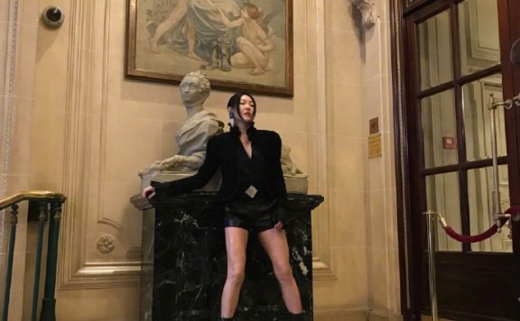 小S晒时装周美照自夸 调侃称好几个老外昏厥了