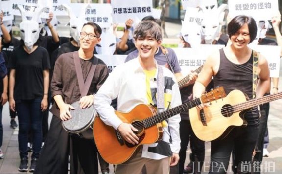 炎亚纶曾因外表困扰对镜感叹:这人怎么回事