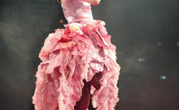 王菲15年前造型曝光!穿荷叶裙踩驴蹄鞋,居然引领潮流这么多年