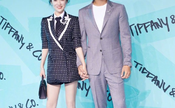 杜江原谅色围巾、风衣大短裤,堪称型男界泥石流