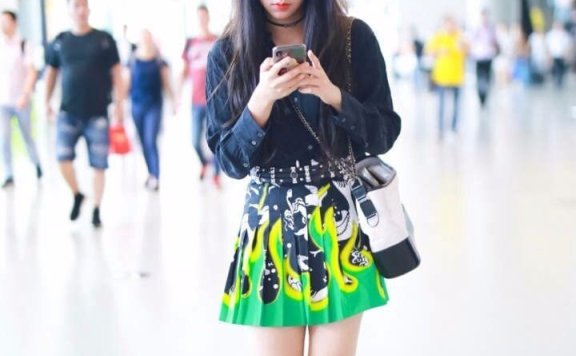 透过细节看时尚 程潇仅靠帽子就做到了扬长避短！