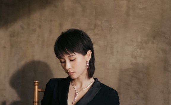 王子文真是性感,黑色西装正面玩深V,小个子女生穿衣教科书