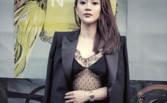 陈昱霖亮相米兰时装周 率性妩媚气场全开