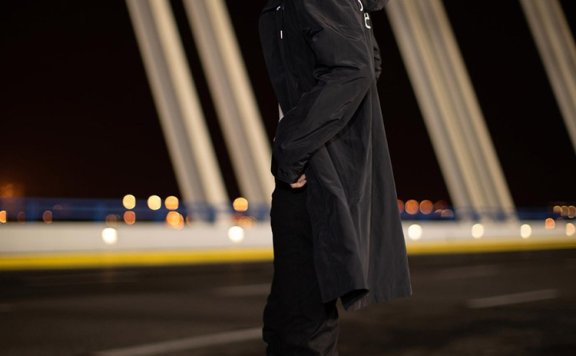 陈学冬参加米兰时装周 简约运动风清爽时髦