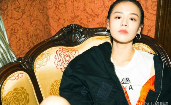 马思纯现身时尚活动 眼神犀利又酷又美