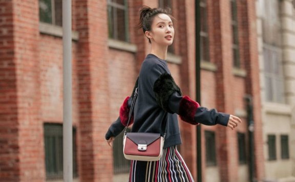 金晨曝纽约街头写真 慵懒随性彰显美式风范