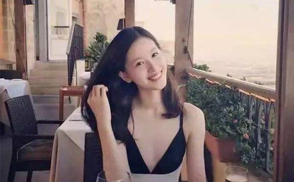 奶茶妹妹章泽天穿衣真的挺时尚,各种款式设计穿这个女生身上真美