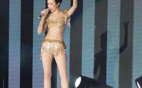 48岁莫文蔚开个唱金色透视装很惊艳,网友坦言:穿得太少了吧!