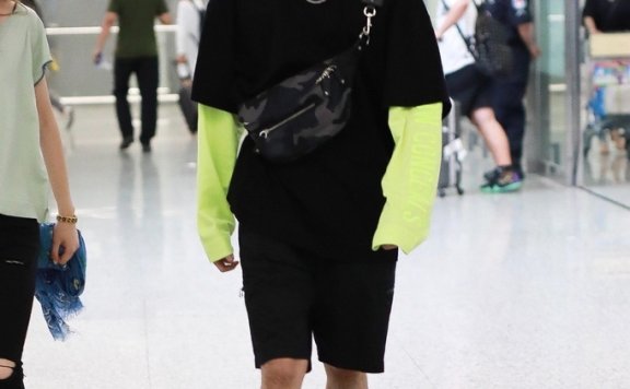 吴磊新发型现身机场 被粉丝围堵拍照