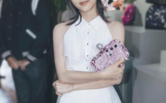 谭松韵把小白裙又穿出来,格外好看