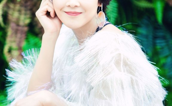 何杜娟夏日清爽写真 短发俏皮灵动少女感十足