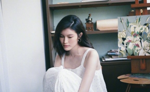 何穗身穿镂空白裙素颜出镜 皮肤细腻面容姣好气质佳