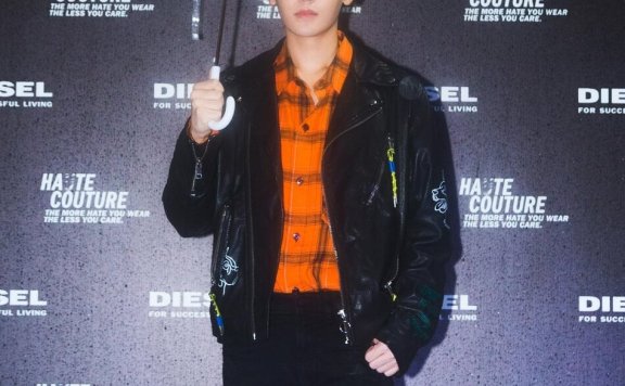 侯明昊受邀参加品牌秀 酷帅机车风彰显多面魅力