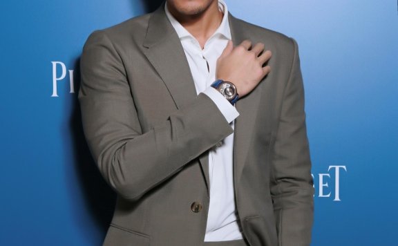 胡歌出席时尚派对 简约西服白衬衫从容演绎优雅绅士