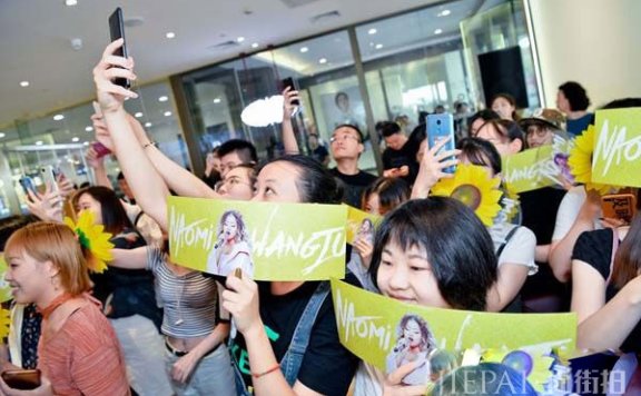 王菊打开幸运之门 笑容满满开放自信送粉丝福利