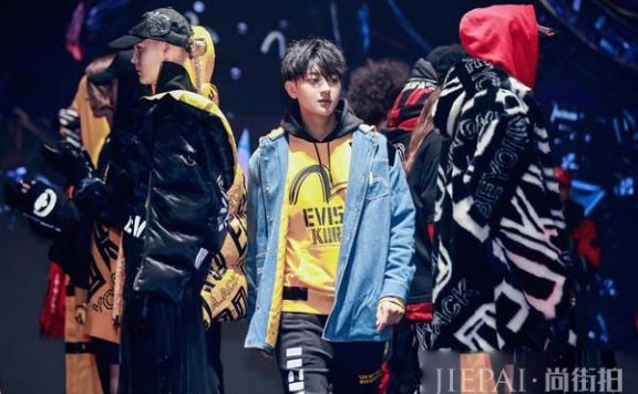 黄子韬花式推荐“潮品”布鞋 网友:忍住不笑